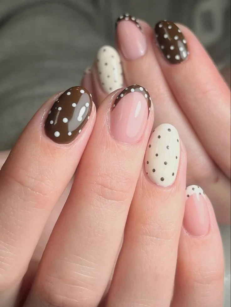 Stunning polka dot nails design by @jessicahinds_nailartist showcasing timeless trend